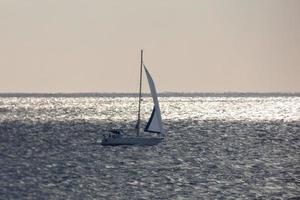 velero navegando en el mar mediterráneo, aguas tranquilas foto