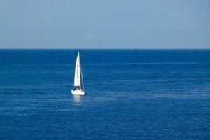 velero navegando en el mar mediterráneo, aguas tranquilas foto