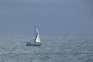 velero navegando en el mar mediterráneo, aguas tranquilas foto