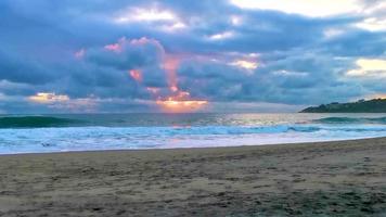 colorido atardecer dorado gran ola y playa puerto escondido mexico. video