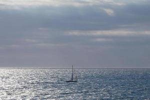 velero navegando en el mar mediterráneo, aguas tranquilas foto