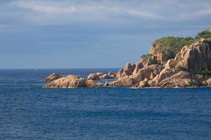 costa brava catalana, escarpada costa mediterránea en el norte de cataluña, españa foto