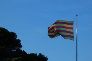 banderas ondeando al viento foto