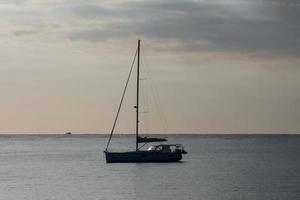 velero navegando en el mar mediterráneo, aguas tranquilas foto