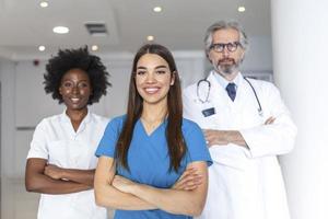 grupo de personas del personal médico. equipo de médico y enfermera en el hospital. concepto de salud y medicina. equipo de médicos o enfermeras mujeres y hombres foto