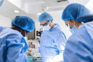 el equipo de un cirujano uniformado realiza una operación a un paciente en una clínica de cirugía cardíaca. medicina moderna, un equipo profesional de cirujanos, salud.