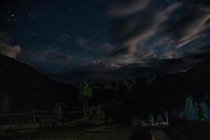 vista de la vía láctea a media noche prados de hadas nanga parbat foto