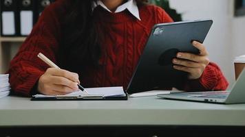 Geschäftsmann, der mit Smartphone und Laptop und digitalem Tablet-Computer im Büro mit digitalem Marketing arbeitet video