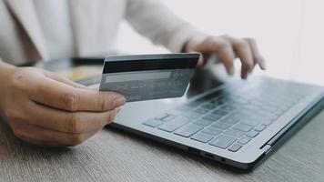 mãos masculinas segurando um cartão de crédito e usam telefone celular para compras on-line de pagamento on-line video