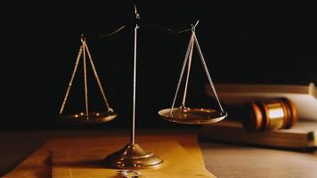företag och advokater diskuterar kontrakt papper med mässing skala på skrivbord i kontor. lag, Rättslig tjänster, råd, rättvisa och lag video