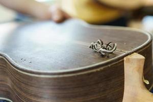 Irreconocible guitarra flamenca española luthier crafting parte de guitarra foto