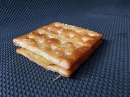 sabrosas galletas aisladas sobre fondo oscuro foto