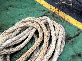 viejo portarretrato de cuerda de barco deshilachado marrón y gris. textura clásica. foto