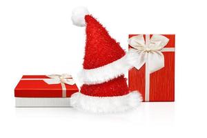 regalo de navidad sombrero de santa claus sobre fondo blanco. navidad, invierno, concepto de año nuevo, foto