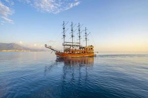 alanya, turquía 2022 tour en barco durante las vacaciones de verano. días agradables y cálidos