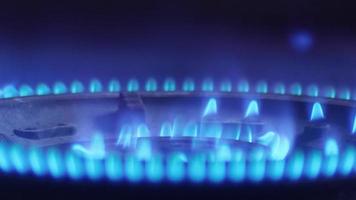 crisis energética y gas natural en europa. luz azul causada por el gas natural utilizado en los hogares y el calentamiento de la casa. video