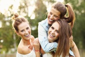 feliz grupo de mujeres al aire libre foto