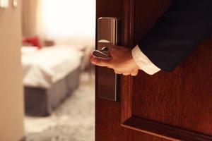 mano de hombre de negocios abriendo habitación de hotel foto