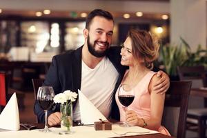 pareja romantica saliendo en restaurante foto