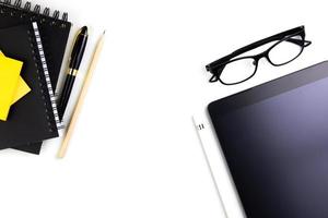escritorio blanco moderno de vista superior con tableta para diseño gráfico, páginas de libros y otros accesorios sobre el concepto de espacio de trabajo de fondo blanco, estilo de espacio de trabajo, reuniones en línea, trabajo independiente para copiar foto