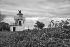 faro representado en blanco y negro, spodsbjerg fyr en huntsted en la costa de dinamarca foto