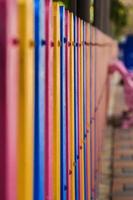 El cerco escolar hecho de plawood con una estructura de acero en el fondo fue creado para ser hermoso en una variedad de colores en la imaginación de los niños. es una especie de obra de arte. foto