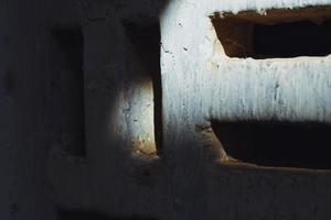 juego de luces y sombras en una estructura abandonada foto