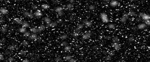 nieve que cae aislada sobre fondo negro. nieve cayendo por la noche. luces bokeh sobre fondo negro, copos de nieve voladores en el aire. clima invernal. textura superpuesta. foto