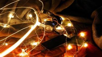 auriculares rodeados de luces de hadas en exposición prolongada foto