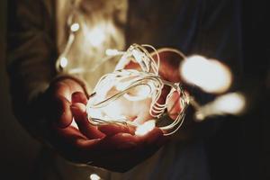 mujer sosteniendo luces de hadas foto