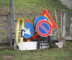 traffic sign in building site, deviazione translation diversion photo