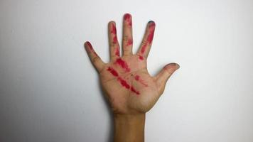 mano con tinta roja sobre un fondo blanco foto