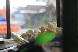 geblek o cenolan es una comida tradicional de salaman, magelang, hecha de harina de tapioca y sazonada con sabrosas cebollas fritas. foto