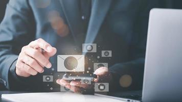 hombre leyendo correo electrónico desde smartphone, marketing por correo electrónico y concepto de boletín informativo, comunicación digital con mensajes de correo electrónico, envío y recepción de mensajes en línea con el icono de correo electrónico foto