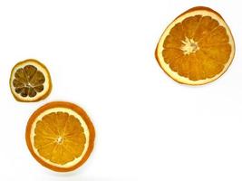rodajas de naranja seca y limón. foto