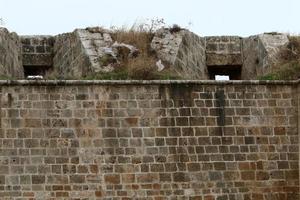 muro de piedra de una antigua fortaleza a orillas del mar en israel. foto