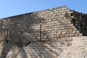 muro de piedra de una antigua fortaleza a orillas del mar en israel. foto