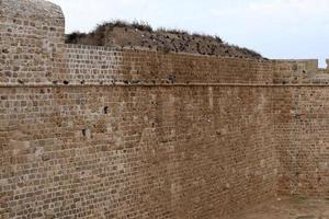 muro de piedra de una antigua fortaleza a orillas del mar en israel. foto