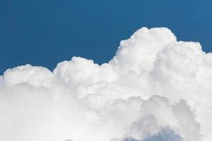 nubes blancas en el cielo azul foto