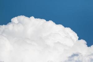 nubes blancas en el cielo azul foto