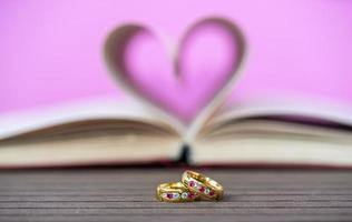 páginas de libro con forma de corazón curvo y anillo de deshierbe foto