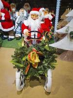 juguete de santa claus en estante en concepto de tienda tarjeta de vacaciones de año nuevo feliz, concepto de mercado de navidad de cartel foto