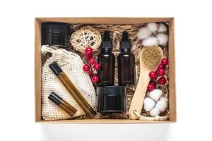 conjunto para caja de cuidado cosméticos ecológicos botellas de aceite y crema, cepillo para lavar, almohadillas de algodón sobre fondo blanco regalo para novia, madre para celebrar el concepto de navidad vista superior plana foto