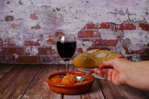 cazuela de barro con callos guisados a la madrileña,comida típica española foto