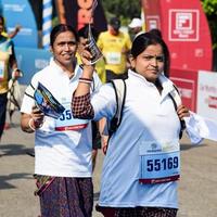 nueva delhi, india - 16 de octubre de 2022 - carrera de media maratón de vedanta delhi después de covid en la que los participantes del maratón están a punto de cruzar la línea de meta, media maratón de delhi 2022 foto