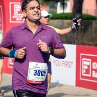 nueva delhi, india - 16 de octubre de 2022 - carrera de media maratón de vedanta delhi después de covid en la que los participantes del maratón están a punto de cruzar la línea de meta, media maratón de delhi 2022 foto