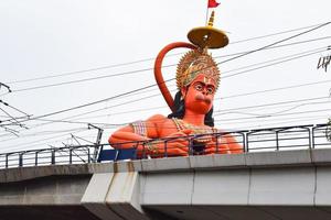 gran estatua de lord hanuman cerca del puente del metro de delhi situado cerca de karol bagh, delhi, india, lord hanuman gran estatua tocando el cielo foto