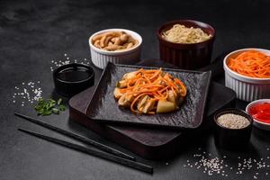 sabroso hongo coreano picante con especias y hierbas sobre un fondo de hormigón oscuro