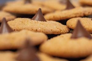 un lote fresco de galletas navideñas en un montón foto