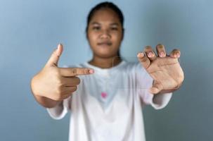 woman holding a blank screen phone mockup transparent acrylic used for displaying text or advertising images. photo